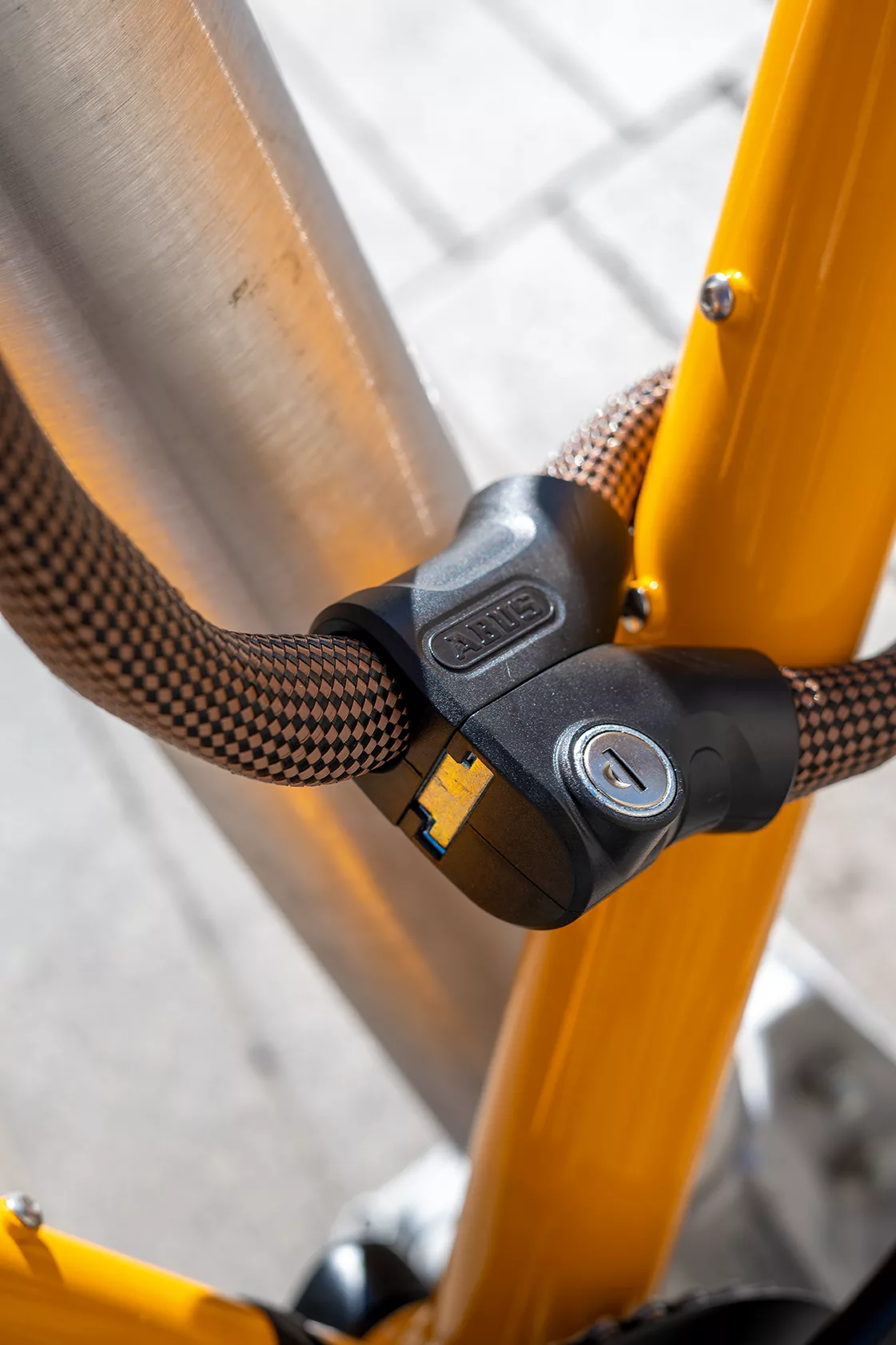 antivol-velo-abus-600nzu.webp Cet antivol textile permet d'attacher astucieusement son vélo (même plusieurs) – Image 1