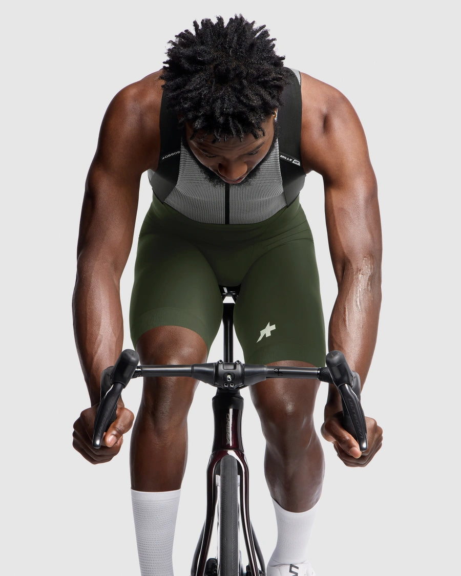 assos-cuissard-898ntq-1.jpg Cuissard Court à Bretelles ASSOS MILLE GT S11 Moss Green – Image 1