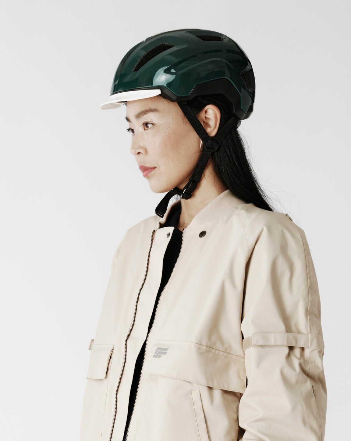 casque-femme-velo-768aak-1.jpg Casque de vélo lumineux ALIX 001. Vert bouteille & Ecru / S – Image 1
