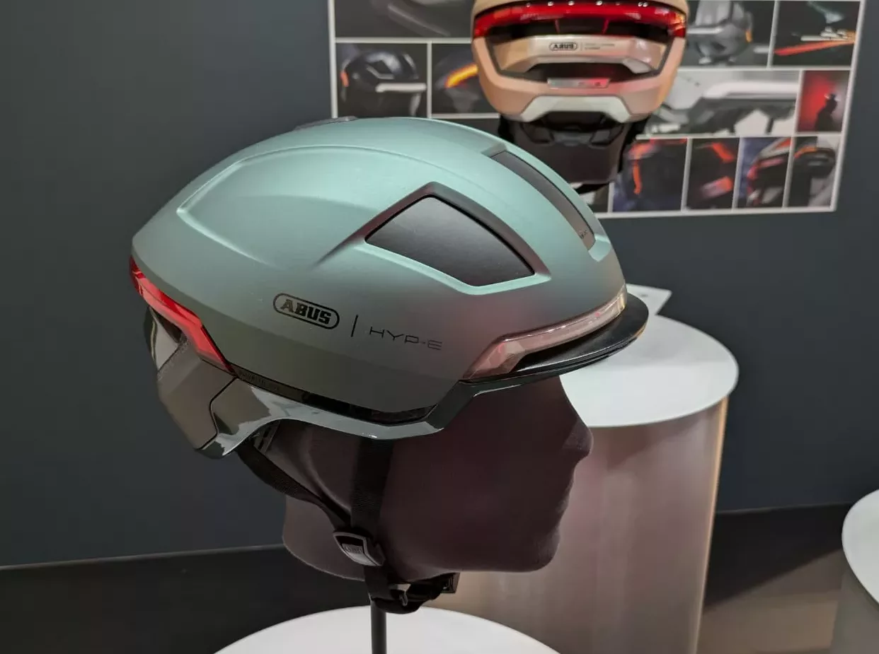 casque-velo-abus-916hqz.webp Ce casque vélo Abus est équipé d'une technologie française – Image 1