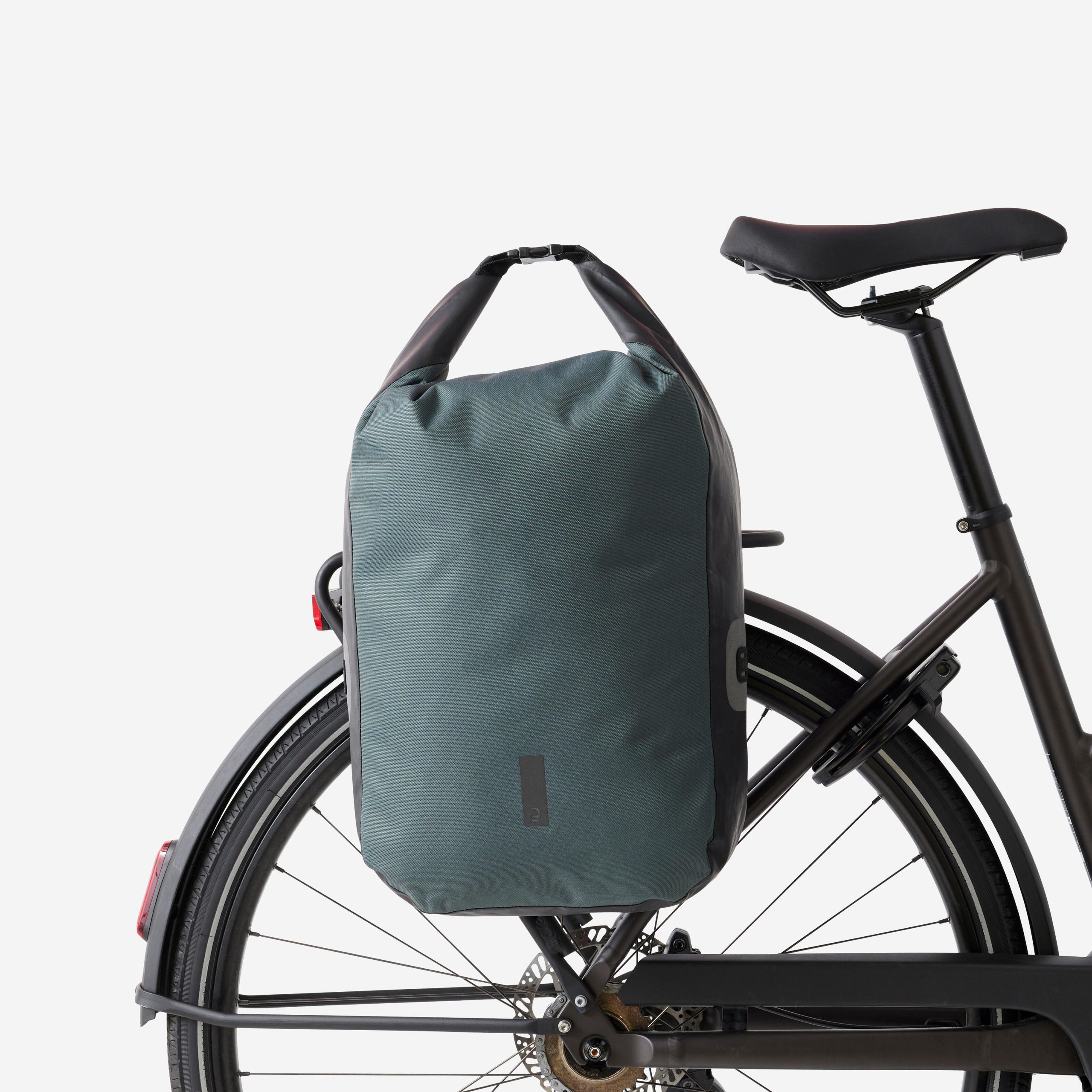 decathlon-sacoche-velo-654yvd-1.jpg SACOCHE VELO SUR PORTE BAGAGES 500 20L IMPERMEABLE GRIS FONCE | Decathlon – Image 1