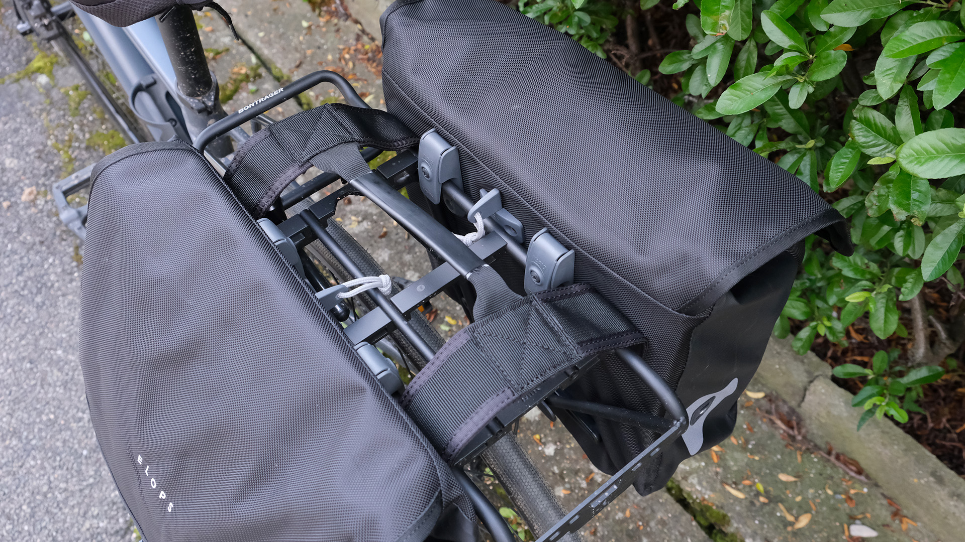 decathlon-sacoche-velo-986icj-1.jpg Test – Sacoche double 540 pour porte bagages, un basique de plus chez Decathlon Transition Vélo – Image 1