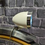 Éclairage LED avant pour vélo vintage sur garde boue blanc – Le Cycle Fringant