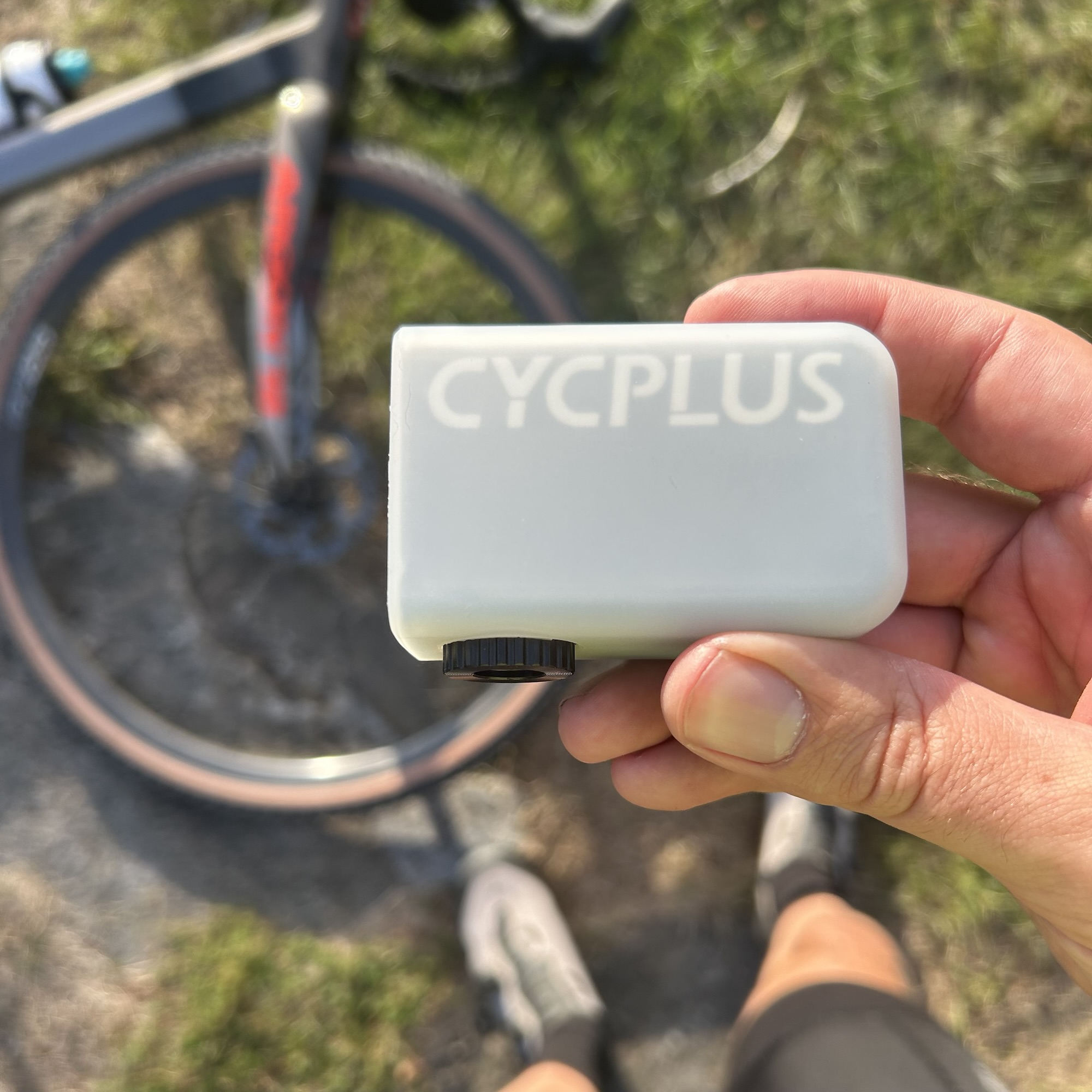 pompe-a-velo-electrique-542anf.jpg CYCPLUS AS2 Pro : mini pompe électrique de vélo – Sur deux roues – Image 1