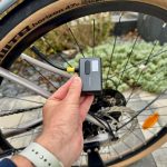 Test Veeape Tiny Pump : une mini pompe à vélo électrique qui tient ses promesses