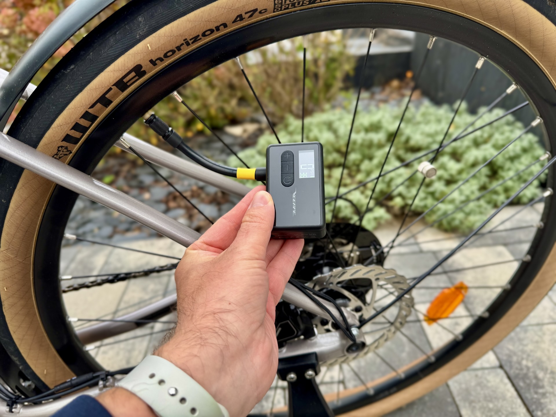 pompe-electrique-velo-416ixp-1.jpg Test Veeape Tiny Pump : une mini pompe à vélo électrique qui tient ses promesses – Image 1