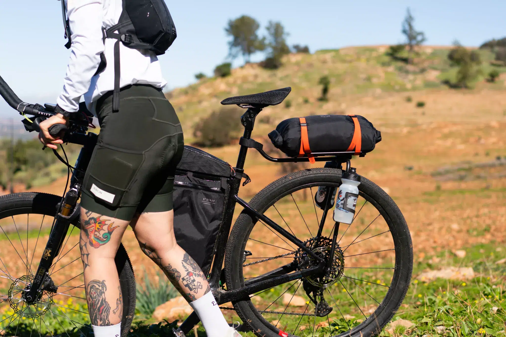 porte-bagage-506ebd.webp Bikepacking : voici le porte bagages light sur axe traversant de Restrap – Image 1