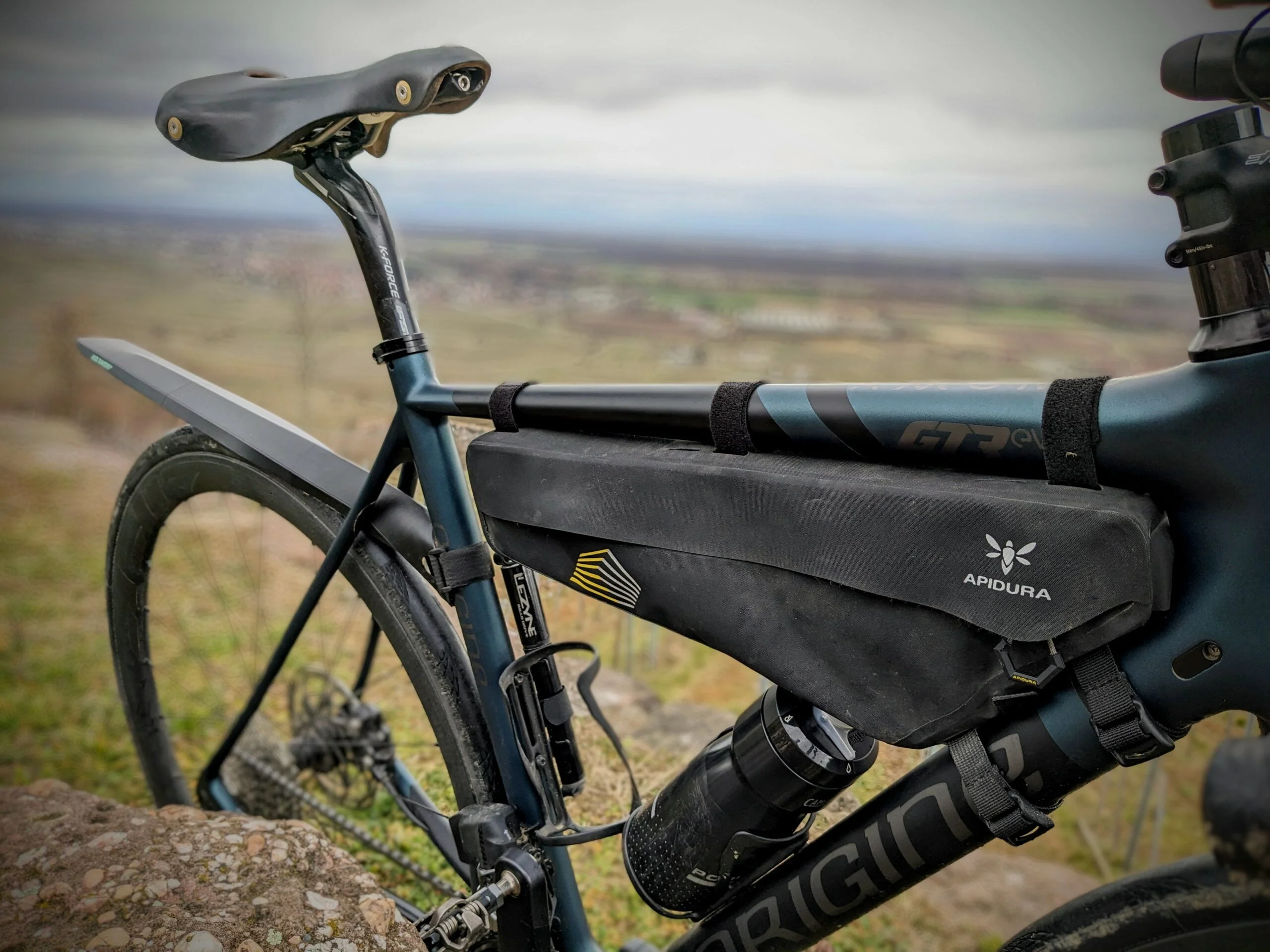sacoche-cadre-velo-600wsj.webp Sacoche de cadre vélo : comparatif 2026 (spécial bikepacking) – Image 1