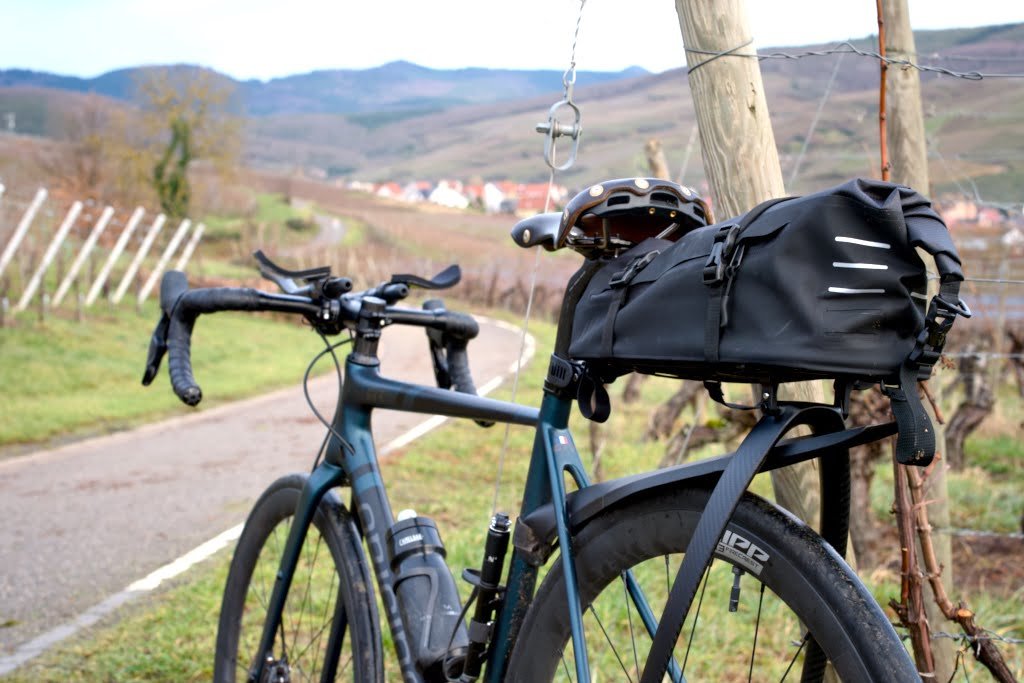 sacoche-porte-bagage-velo-936vwe.jpg Porte bagages bikepacking : lequel choisir, et quand s'en passer – Image 1