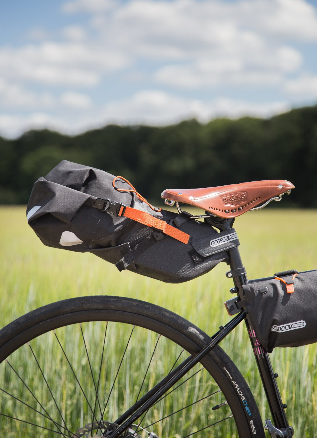 sacoche-selle-velo-261cky-1.jpg Sacoche de selle Bikepacking Ortlieb | JE SUIS À VÉLO – Image 1