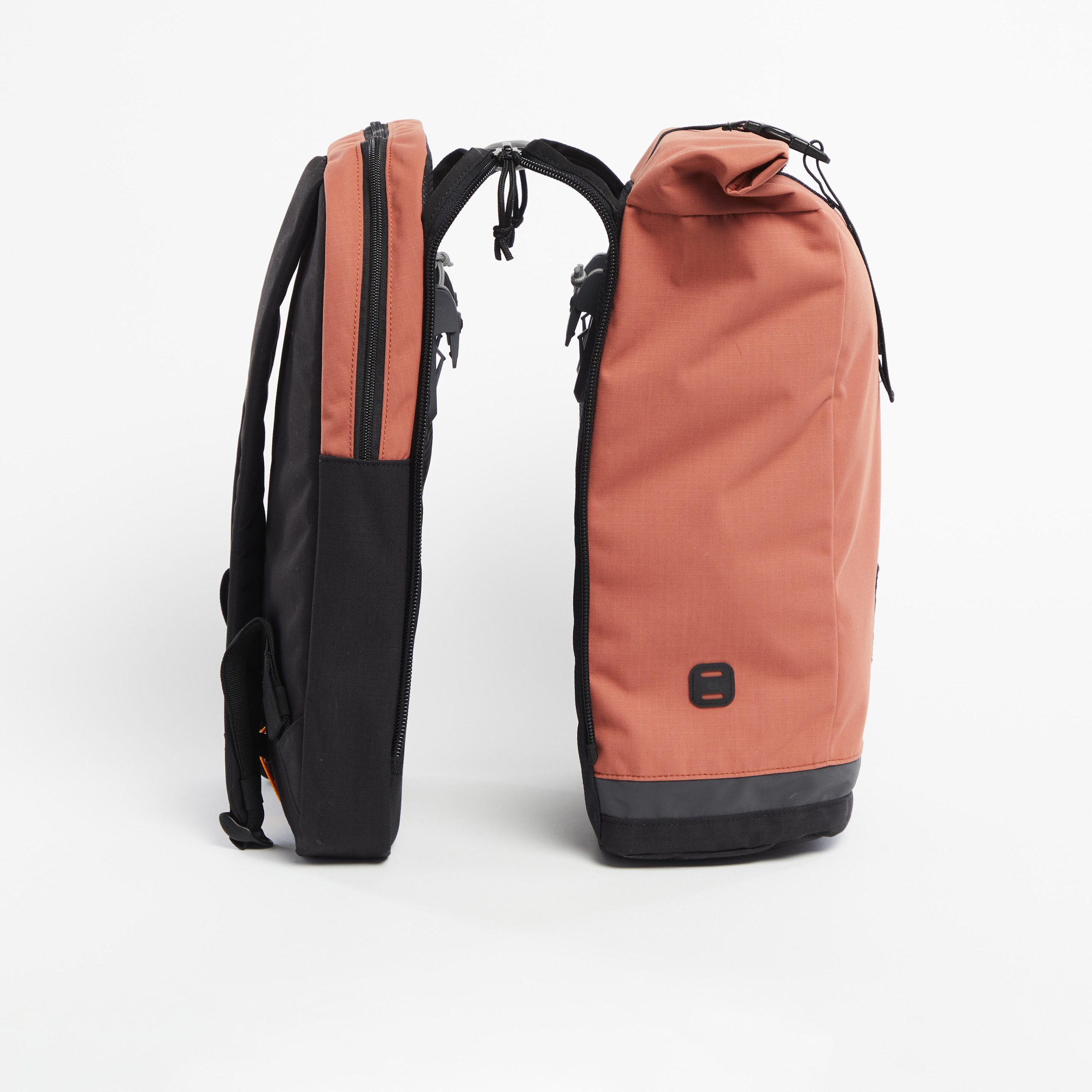 sacoche-velo-sac-a-dos-300dov.jpg SAC A DOS VELO POUR PORTE BAGAGES DOUBLE 27 LITRES SEPIA – Image 1